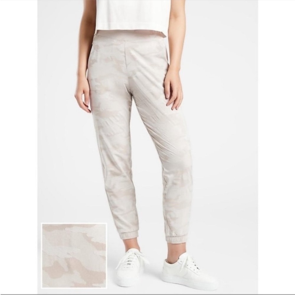 ✨EUC! Athleta Brooklyn Jogger in Abalone Grey, size 4.